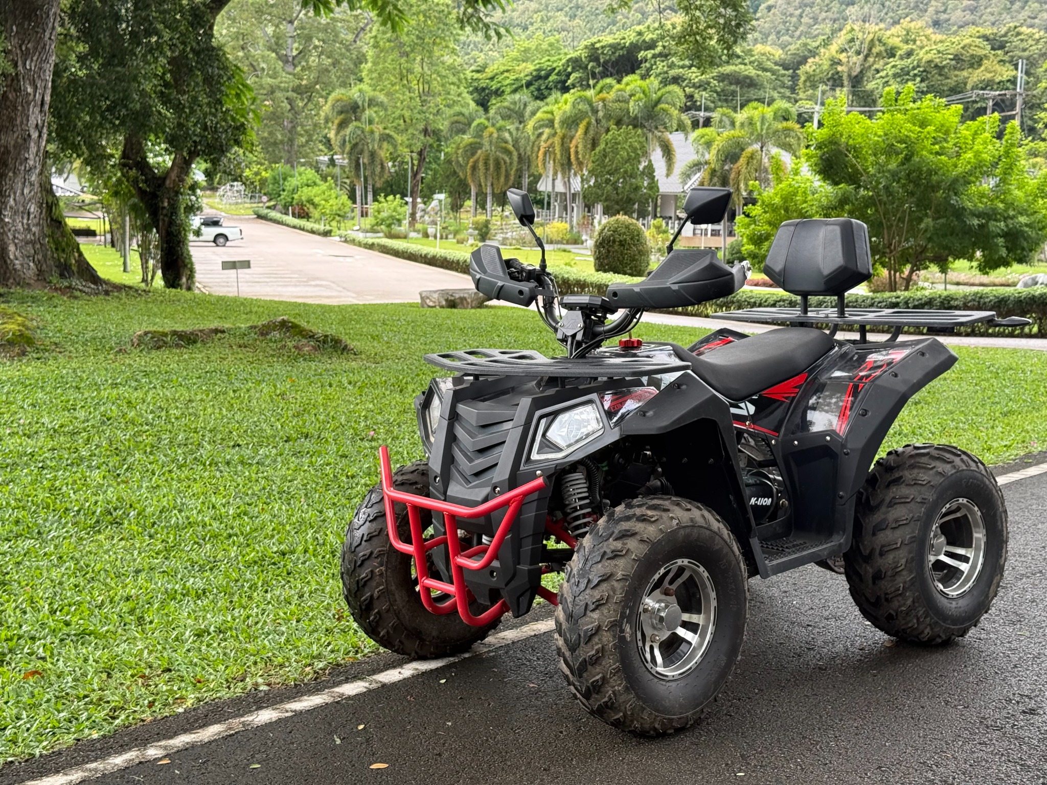 รถ ATV สีดำแดงท่ามกลางสวนวังธารรีสอร์ท